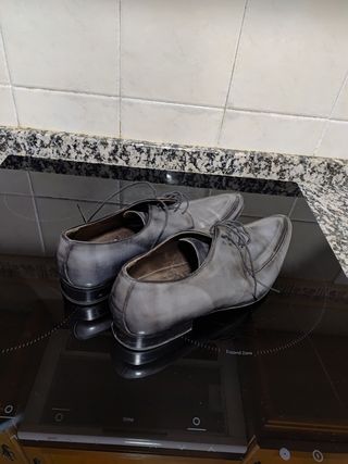 Zapatos de vestir grises.