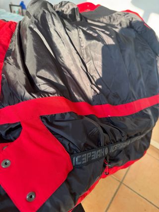 Campera de nieve roja y negra