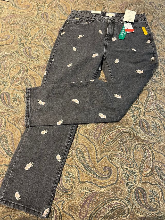 Pantalones vaqueros grises con bordado floral