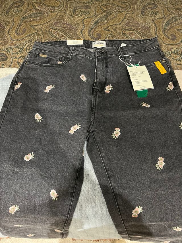 Pantalones vaqueros grises con bordado floral