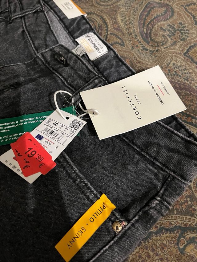 Pantalones vaqueros grises con bordado floral