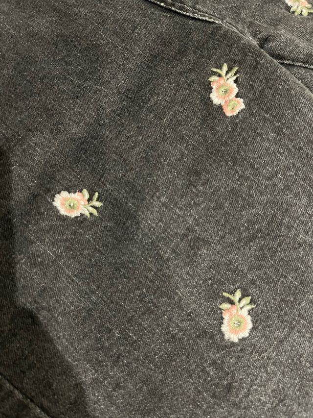 Pantalones vaqueros grises con bordado floral