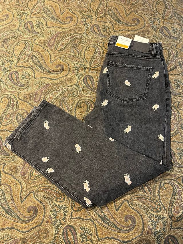 Pantalones vaqueros grises con bordado floral