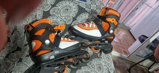 Patines en línea naranjas y negros