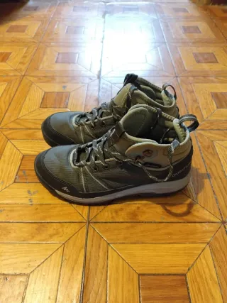 Botas de montaña Quechua grises y verdes