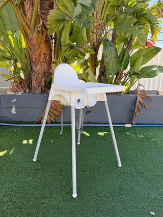 Trona de bebé blanca Ikea con 2 adaptadores baño.