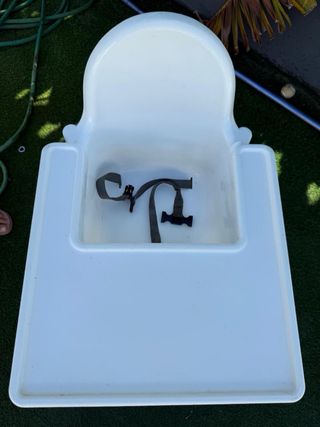 Trona de bebé blanca Ikea con 2 adaptadores baño.