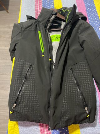 Chaqueta Brugi Nieve y abrigo negro