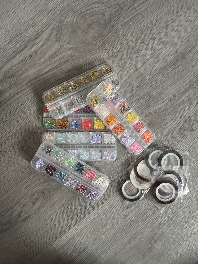 Adornos y cintas para uñas