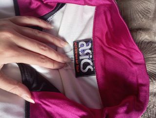 Chaqueta deportiva antigua de la marca Asics.