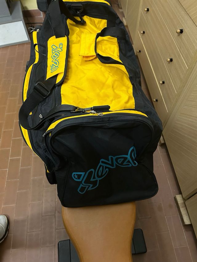 Borsone Seven nero e giallo dimensioni: 80 X 45