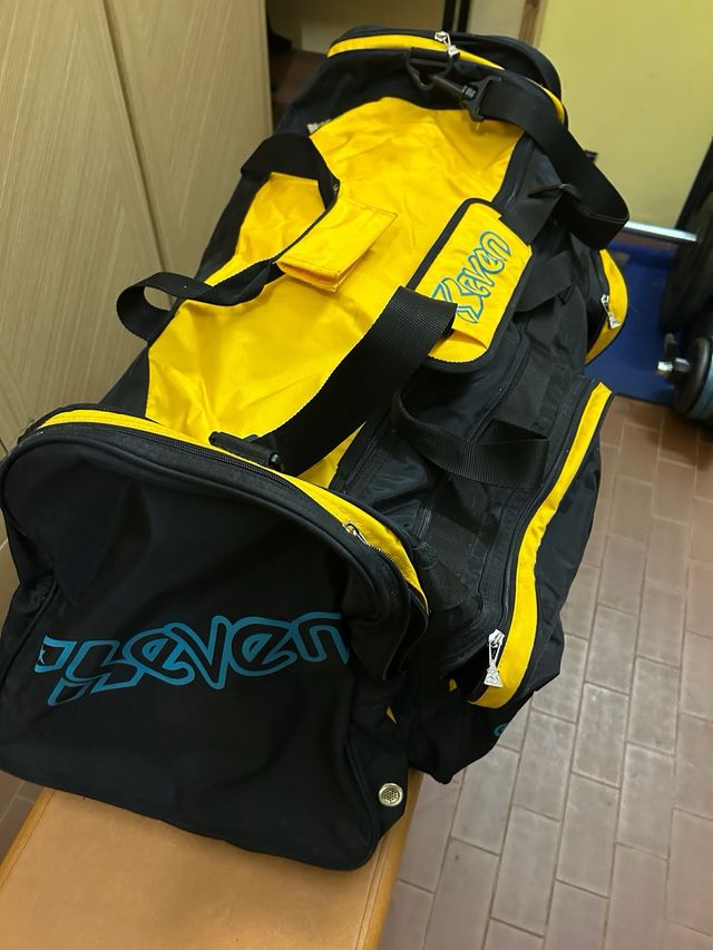 Borsone Seven nero e giallo dimensioni: 80 X 45