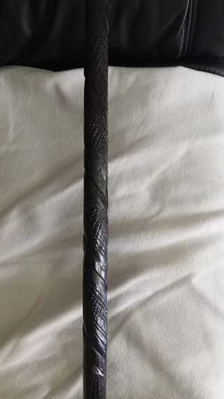 Bastón de madera negro tallado