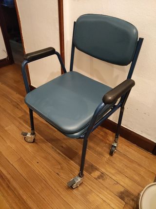 Silla con ruedas, apoyabrazos y orinal incluido