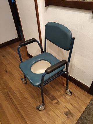 Silla con ruedas, apoyabrazos y orinal incluido