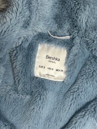 Anorak Bershka con capucha y pelo gris.