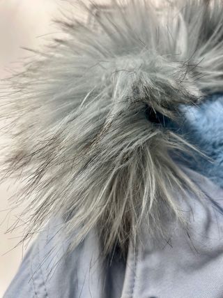 Anorak Bershka con capucha y pelo gris.