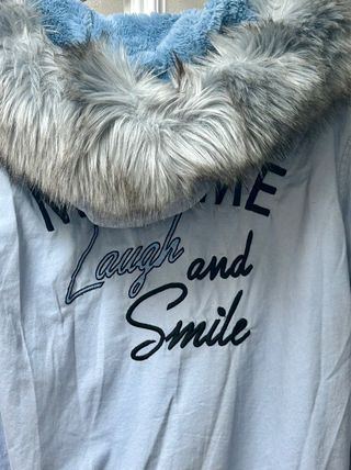 Anorak Bershka con capucha y pelo gris.