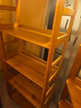 Estantería de madera
