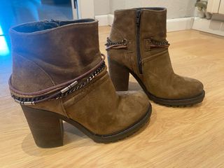 Botines de piel marrones con cadena.
