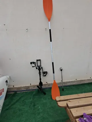 Kayak de pedales naranja y negro