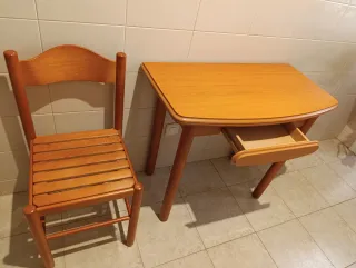 Mesa y Silla de Madera Marrón