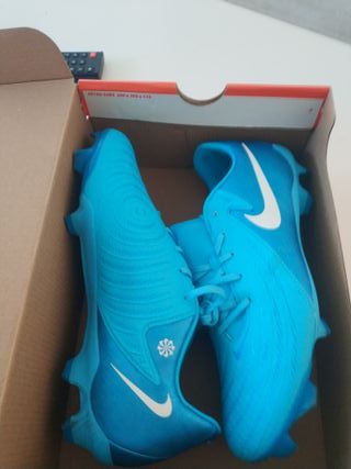 Botas de fútbol Nike azules y blancas talla 42