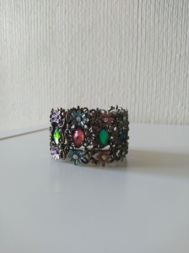 Pulsera con flores y piedras