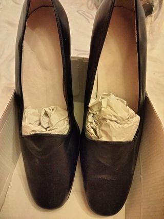 Zapatos de piel azul oscuro nuevos. Talla 37