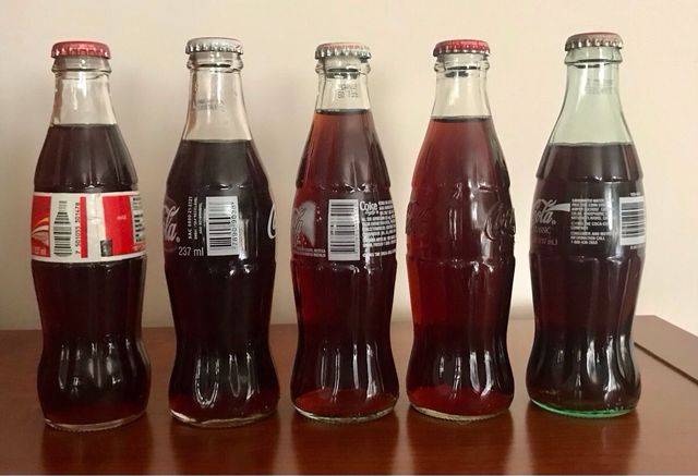 Bottiglie di Coca Cola provenienti da diversi paesi