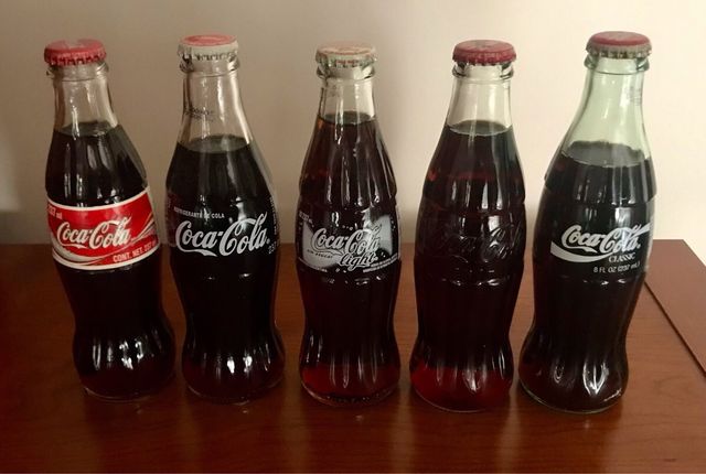 Bottiglie di Coca Cola provenienti da diversi paesi