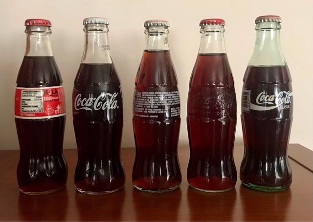 Bottiglie di Coca Cola provenienti da diversi paesi