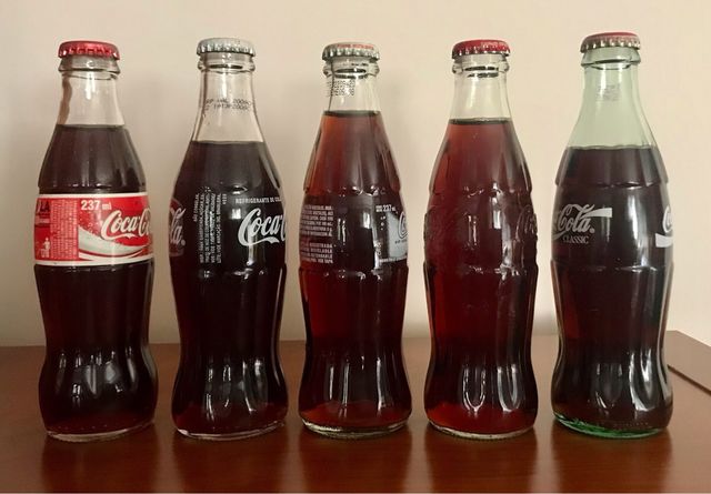 Bottiglie di Coca Cola provenienti da diversi paesi