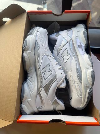New Balance Bambas Blancas y Plateadas y Nike 