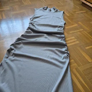 Vestido largo gris con fruncido