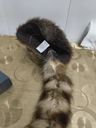 Gorro divertido con cola de ardilla
