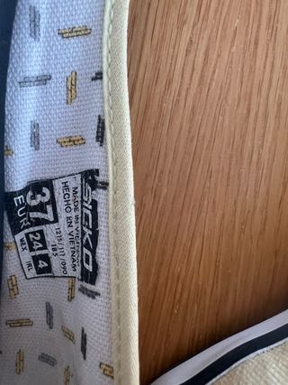 Sabrinas amarelas com detalhes