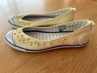 Sabrinas amarelas com detalhes