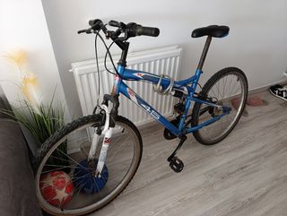 Bicicleta de montaña azul