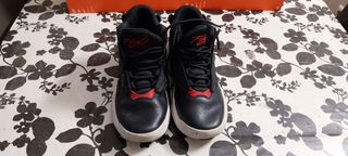 Zapatillas Air Jordan Negras y Rojas