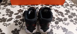 Zapatillas Air Jordan Negras y Rojas