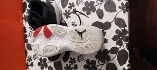 Zapatillas Air Jordan Negras y Rojas