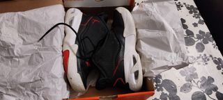 Zapatillas Air Jordan Negras y Rojas