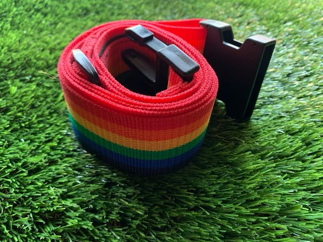 Cinta de maleta multicolor marca Carlton.