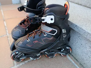 Patines en línea negros y naranjas