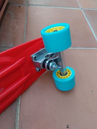 Monopatín rojo niño/a ruedas azules