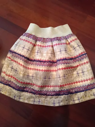 Falda dorada con estampado étnico