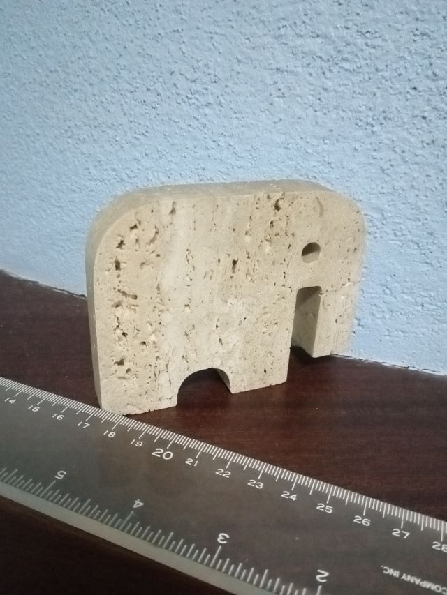Elefante minimalista de mármol