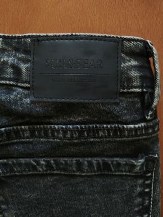 Pantalón vaquero Pull&Bear negro efecto desgastado