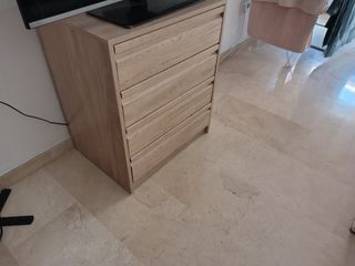 Cómoda cajonera de madera montada. 130 por 85 
